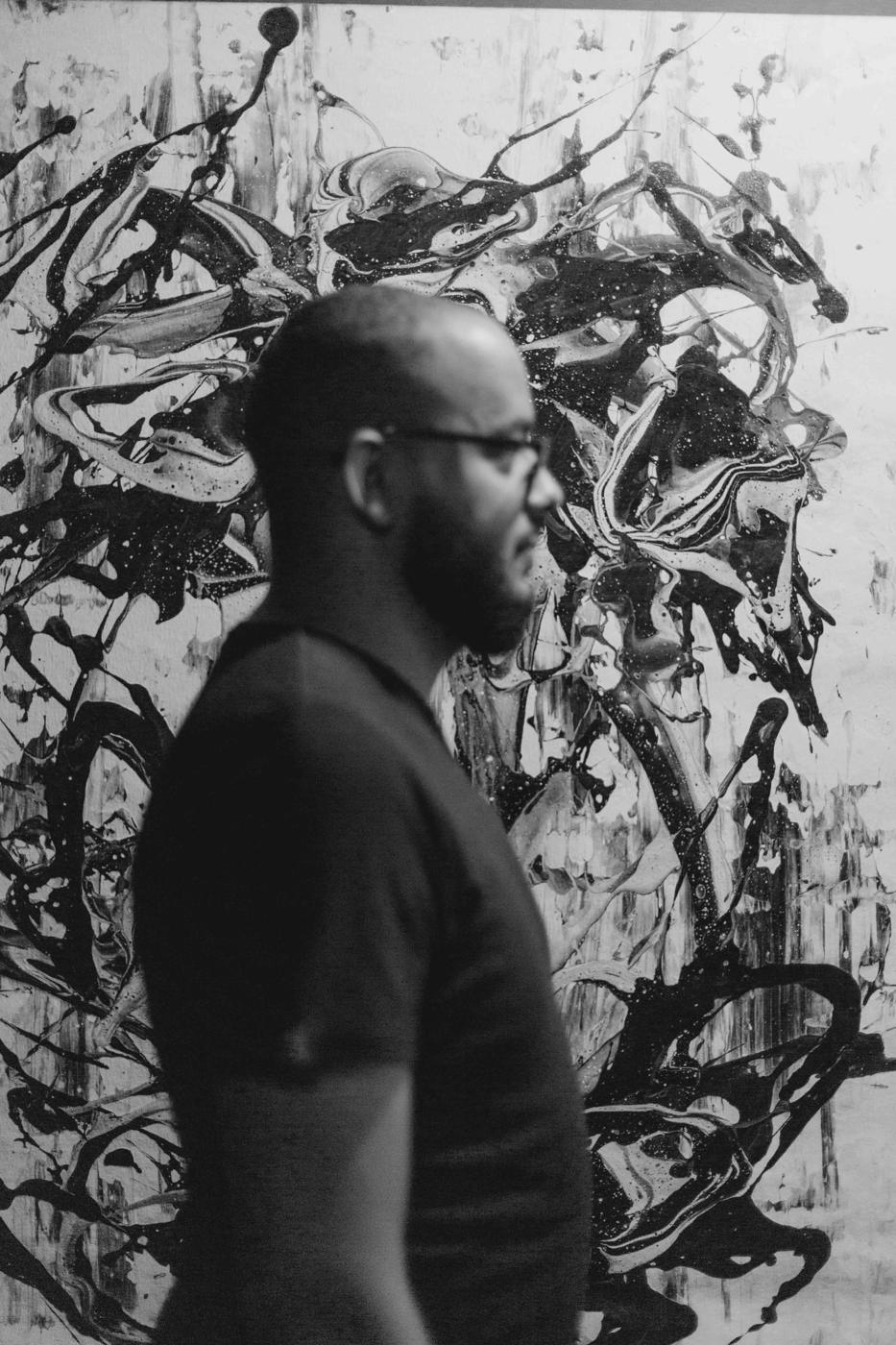 Perfil de Jean Sousa em preto e branco